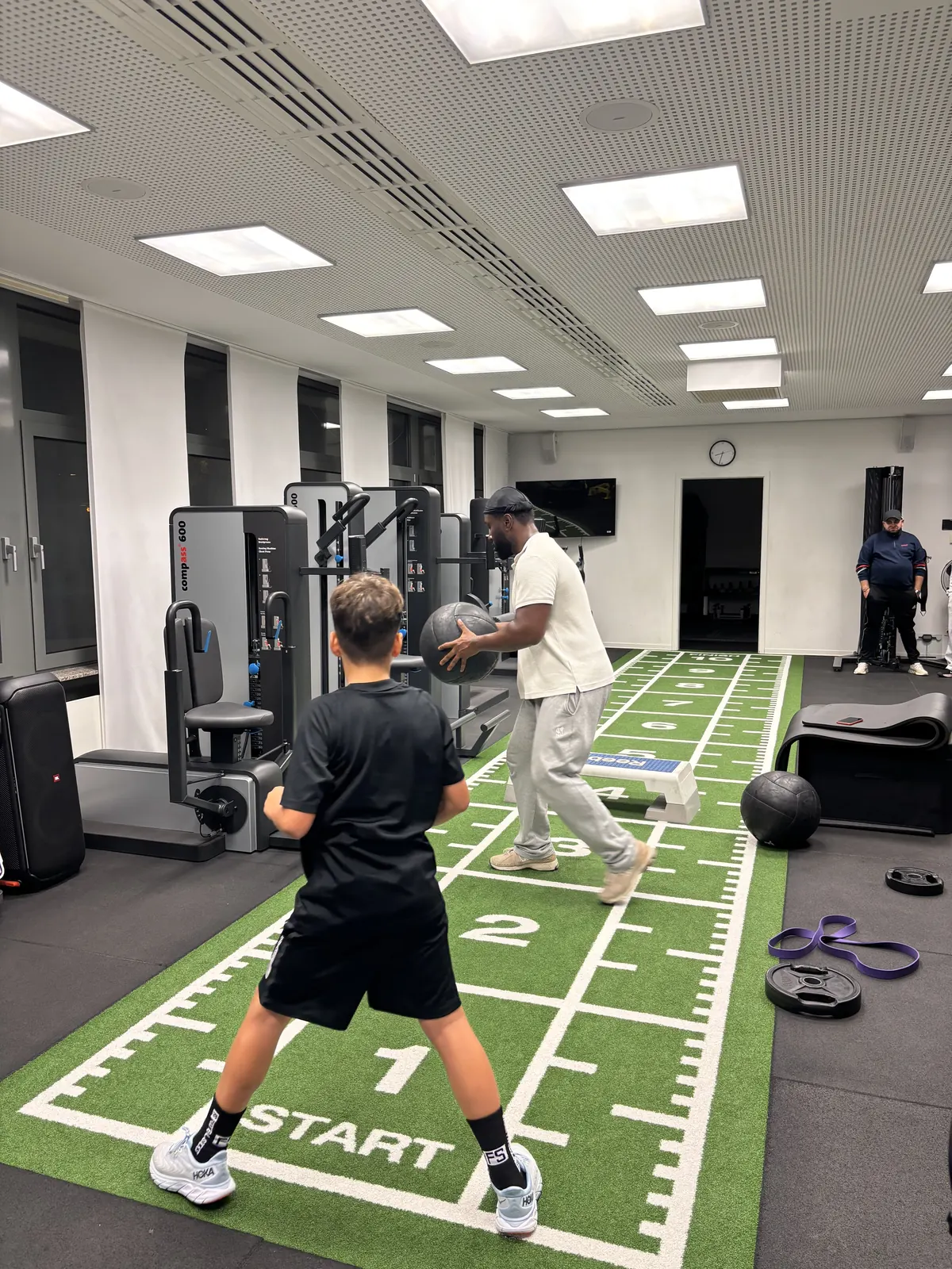 Athletiktraining in Mannheim: Norberto Fernandez spielt einem Nachwuchsspieler den Medizinball zu