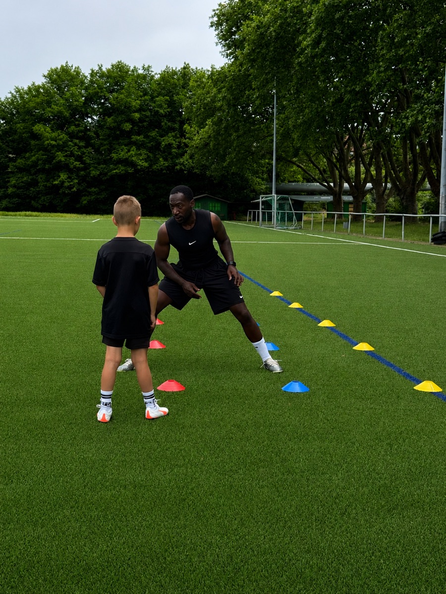 Norberto Fernandez beim Individualtraining mit einem jungen Spieler