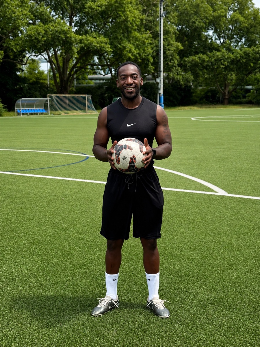 Norberto Fernandez, Head Coach der PRO ACADEMIE X, mit Fußball auf dem Trainingsplatz