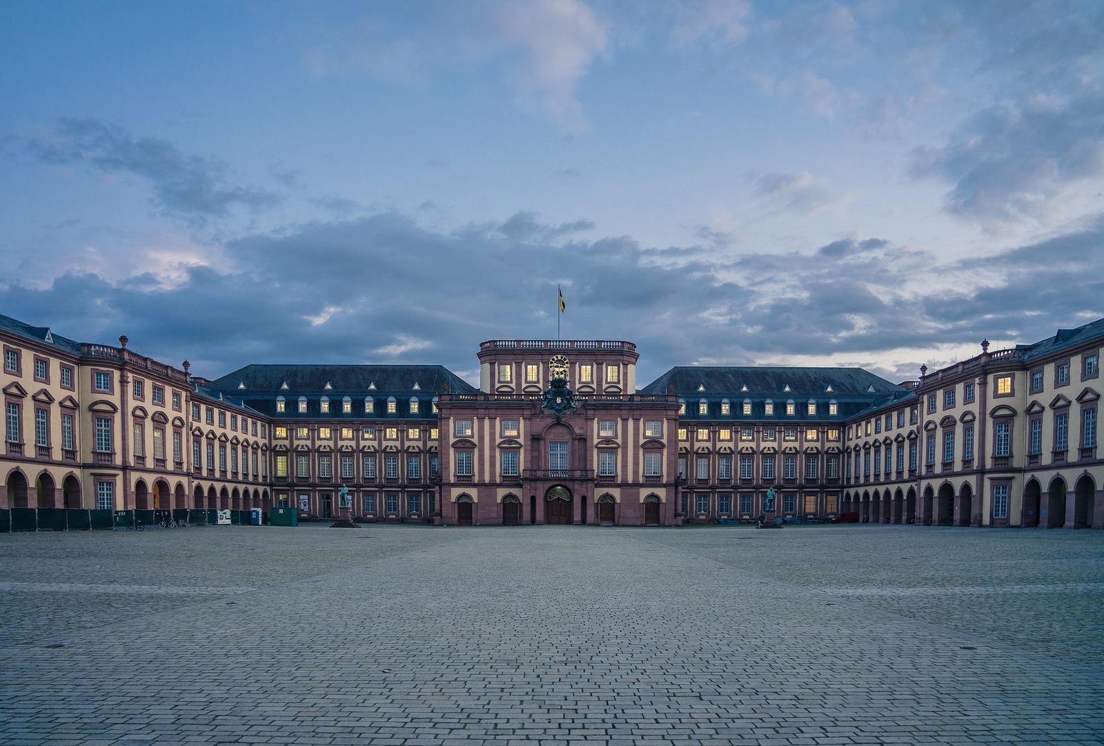 Das Barockschloss Mannheim in der blauen Stunde