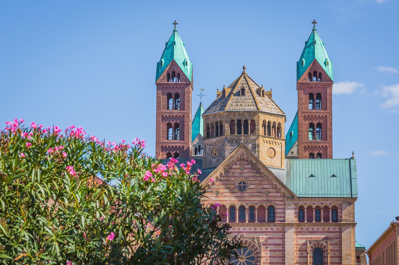 Der Speyerer Dom mit seinen Türmen vor blauem Himmel